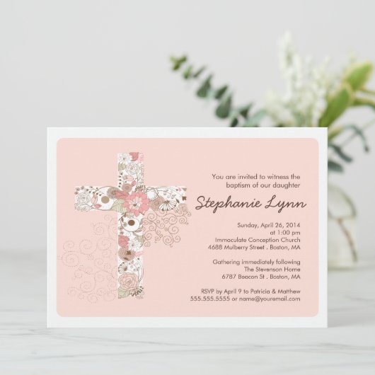 Modern Pink Floral Cross Girls Baptisme Uitnodigin Kaart (Staand voorkant)