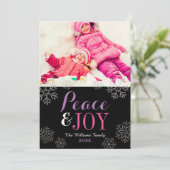 Modern Pink Paars Peace and Joy Snowflake Foto Feestdagenkaart (Staand voorkant)