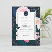 Modern Pink Peonies Gold Foil Monogram II Weddensc Kaart (Staand voorkant)