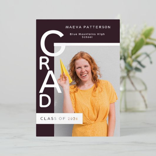 Modern Plum Graduation Announcement Silver Foil Folie Feestdagenkaart (Staand Voorkant)