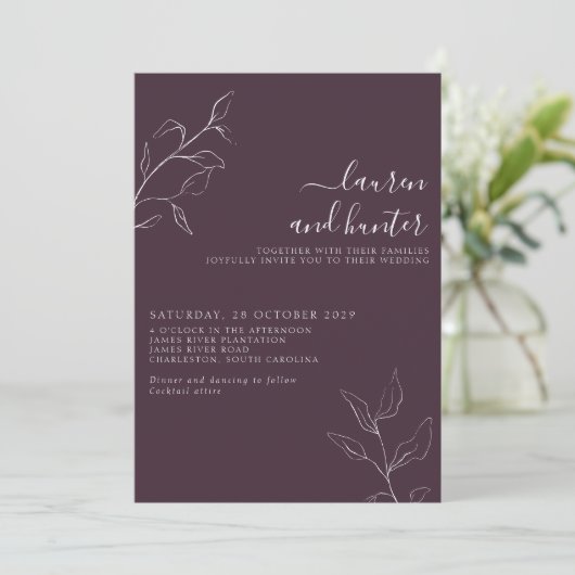 Modern Plum Paars Floral Botanical Script Wedding Kaart (Staand voorkant)