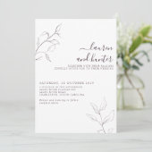 Modern Plum Paars Floral Botanical Script Wedding Kaart (Staand voorkant)