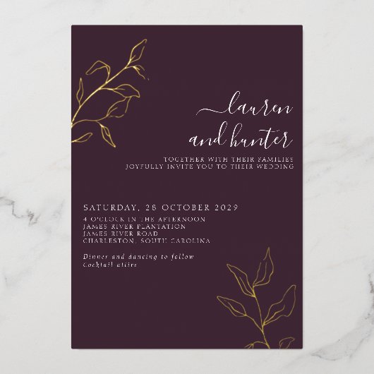 Modern Plum Paars Script Botanical Wedding Gold Folie Uitnodiging (Voorkant)
