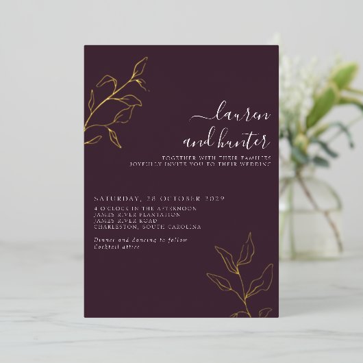 Modern Plum Paars Script Botanical Wedding Gold Folie Uitnodiging (Staand Voorkant)