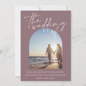 Modern Plum Paarse Arch Initiaal Foto Weddenschap Kaart (Voorkant)