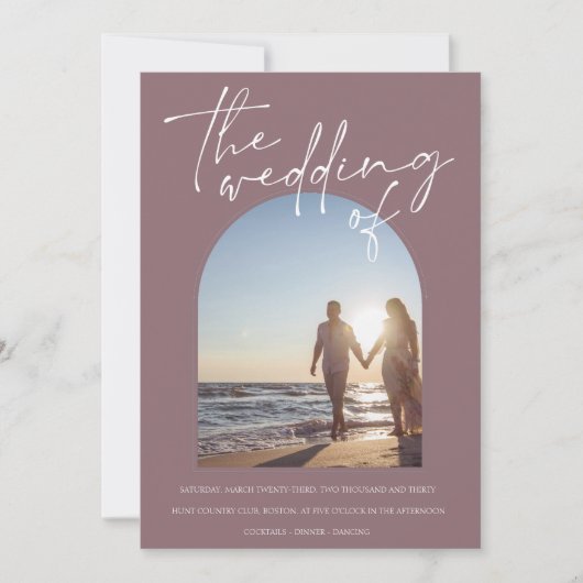 Modern Plum Paarse Arch Initiaal Foto Weddenschap Kaart (Voorkant)