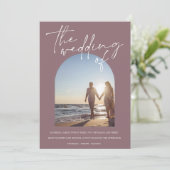 Modern Plum Paarse Arch Initiaal Foto Weddenschap Kaart (Staand voorkant)