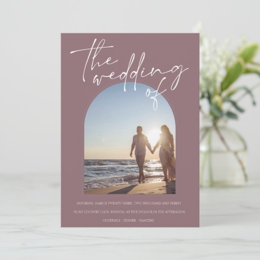 Modern Plum Paarse Arch Initiaal Foto Weddenschap Kaart (Staand voorkant)