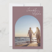 Modern Plum Paarse Arch Initiaal Foto Weddenschap Kaart (Achterkant)