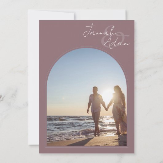 Modern Plum Paarse Arch Initiaal Foto Weddenschap Kaart (Achterkant)