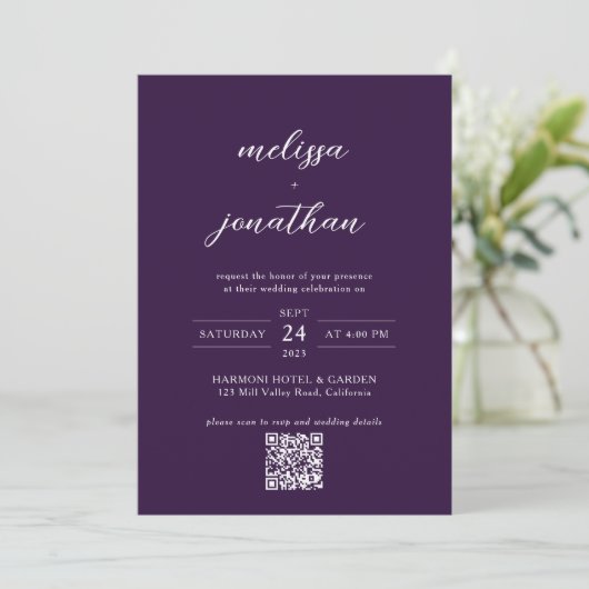 Modern Plum Paarse fotoscript QR-code bruiloft Kaart (Staand voorkant)