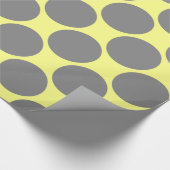 Modern Polka Dots inpakpapier | Grijs op geel (Hoek)