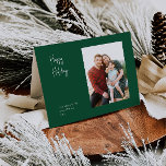Modern Prettige feestdagen | Groene gevouwen foto<br><div class="desc">Deze moderne prettige feestdagen | Groene gevouwen enkele fotovakantiekaart is perfect voor uw minimalistische shabby chic boho green and white vakantion groet. De minimale witte handgeschreven kalligrafie is delicaat en robuust, terwijl het klasje en elegant blijft. U zult vinden dat alles over dit product editable is, zodat voel vrij om...</div>