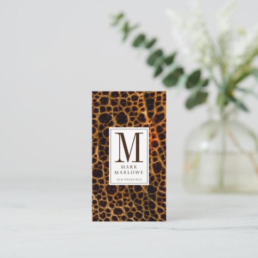 Modern Professioneel Bruin Monogram Lederen Effect Visitekaartje (Staand voorkant)