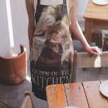 Modern Queen of the Kitchen Foto | Naam Apron Schort<br><div class="desc">Ken je een vrouw die 'koningin van de keuken' is? Of het nu op de kachel of BBQ aan het koken is, met dit moderne platform kunt u een foto uploaden en de tekst aanpassen, inclusief de naam. Maakt een groot persoonlijk cadeau voor je moeder, oma, beste vriend of zus....</div>