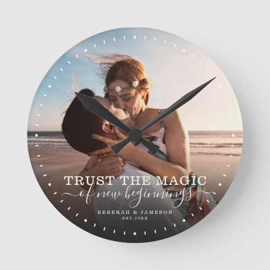 Modern Quote Love Wedding Photo Pas getrouwd Ronde Klok (Voorkant)