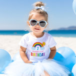 Modern Rainbow Sky Girls Custom Birthday Party<br><div class="desc">Het heldere en vrolijke shirt van de verjaardag van kinderen is voorzien van een regenboogontwerp / over het thema van de regenboogpartij met wolken en zon. Onder regenboogkleuren vallen: rood,  oranje,  geel,  roze,  groen,  blauwgroen,  blauw en paars.</div>