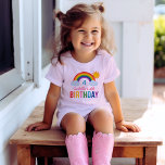 Modern Rainbow Sky Girls Custom Birthday Party T-shirt<br><div class="desc">Helder en vrolijk kinderverjaardagsfeestje met een regenboog / over het regenboogthema shirt met wolken en zon. De kleuren van de regenboog omvatten: rood,  sinaasappel,  geel,  roze,  groen,  blauwgroen,  blauw en paarse.</div>