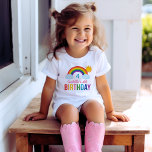 Modern Rainbow Sky Girls Custom Birthday Party T-shirt<br><div class="desc">Helder en vrolijk custom girl's verjaardagsfeestje shirt ontwerp heeft een kleurrijke regenboog met wolken en zon. Pas aan met de naam en het verjaardagsnummer van uw kind. Lichtblauwe wolken met regenboogkleuren: rood,  sinaasappel,  geel,  roze,  groen,  blauwgroen,  blauw en paars.</div>