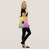 Modern Rainbow Stripes Initiaal Tote Bag (Op model)