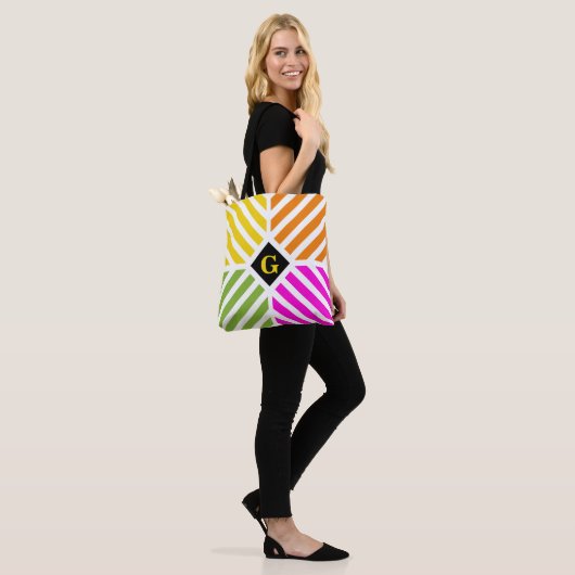 Modern Rainbow Stripes Initiaal Tote Bag (Op model)