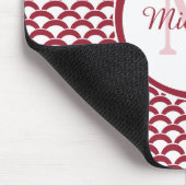 Modern Red and White Scallops Monogram en Naam Muismat (Hoek)