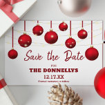 Modern Red Bauble-kerstfeest redden de datum Aankondigingskaart<br><div class="desc">Stijlvolle kerst,  bespaart de datumaankondigingskaart,  met een winterwitte achtergrond,  rode bubbels,  snaarlichten en een klassieke,  bewerkbare sjabloon die gemakkelijk gepersonaliseerd is.</div>