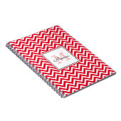 Modern Red Chevron Pattern met Monogram Notitieboe Notitieboek (Rechterzijde)