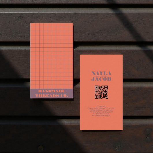 Modern Red Coral Checkered Pattern QR-code Visitekaartje