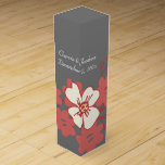 Modern Red en White Flowers op Gray Wedding Wijn<br><div class="desc">Moderne florale illustratie heeft een boeket van rode en witte bloemen op een grijze achtergrond. Voeg namen en datum toe om bruiloft of andere speciale gebeurtenis te gedenken.</div>