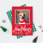 Modern Red Green Happy Howlidays Puppy Dog Foto Feestdagenkaart<br><div class="desc">Show van uw wazige familielid met deze "Happy Howlidays"-kerstkaarten met uw puppy dog,  aangepaste formulering "Peace,  Love & Tres" en een handdruk-design accenten. Crimson red,  donkergroen,  en wit kleurenschema.</div>