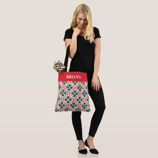 Modern Red Green Kerstmis Holly Pattern - Aangepas Tote Bag (Op model)