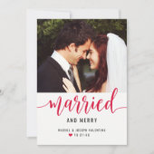 Modern Red Married en Merry Wedding Foto Feestdagenkaart (Voorkant)