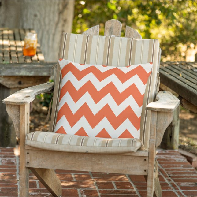 Modern Red Oranje en Soft White Chevron Stripes Buitenkussen (Stoel)