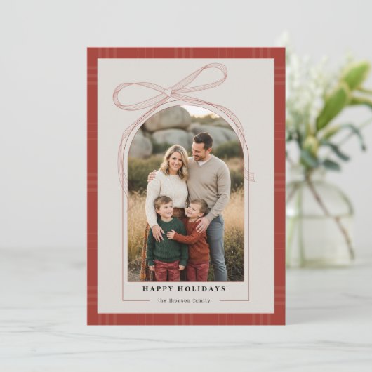 Modern Red Plaid Bow Family Arch Photo Christmas Feestdagenkaart (Staand voorkant)