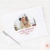 Modern Red Script Familie Foto Vrolijk Kerstfeest Ronde Sticker (Envelop)