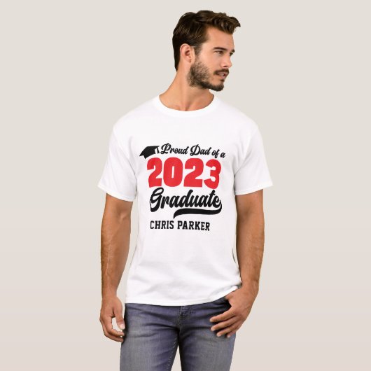 Modern Red Script Proud DAD van 2023 Afstuderen T-shirt (Voorkant volledig)