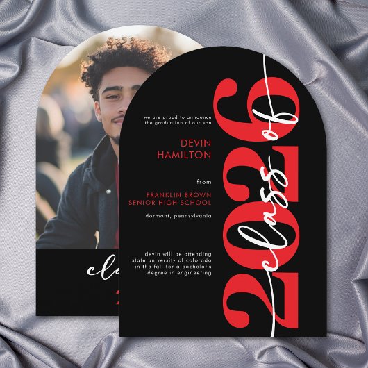 Modern Red Typography Arch Grad Announcement Kaart