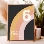 Modern Retro 70's regenboog | Donkertabelnummer Kaart<br><div class="desc">Deze moderne retro 70 regenboog | donkere tabelnummers zijn perfect voor je eenvoudige sinaasappel, roos goud en een wazige roze bruiloft. Ontworpen met elementen van een klassieke, kleurrijke boho-boog en groovy-minimalistische strepen. Het ontwerp heeft een uniek abstract tropisch strand, geweldig voor elke lente, zomer of herfstbruiloft. Het product is aanpasbaar,...</div>