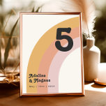 Modern Retro 70's regenboog | Tabelnummer Kaart<br><div class="desc">Deze moderne retro 70 regenboog | Tafelnummer is perfect voor je eenvoudige sinaasappel, roos goud, en bruine roze bruiloft. Ontworpen met elementen van een klassieke, kleurrijke boho-boog en groovy-minimalistische strepen. Het ontwerp heeft een uniek abstract tropisch strand, geweldig voor elke lente, zomer of herfstbruiloft. Het product is aanpasbaar, omdat de...</div>