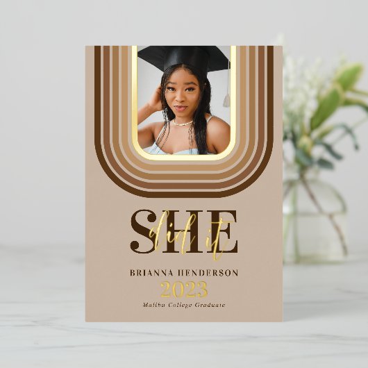 Modern Retro Brown en neutraal Afstuderen Folie Uitnodiging (Staand Voorkant)