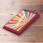 Modern Retro Custom Name Fun  Rainbow Drievoud Portemonnee<br><div class="desc">Introducerend de omslag van de Naam van de Douane met een Modern Retro Fun de SchonkIllustratie van de Zon van de Regenboog. Deze portemonnee is een uniek en gepersonaliseerd stuk dat een levendig en kleurrijk zonnebarstontwerp bevat, dat doet denken aan de retro-esthesie van de jaren 60 en 70. De roovy...</div>