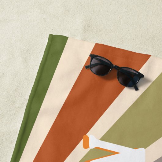 Modern Retro Custom Name Fun  Rainbow Strandlaken (In situ)