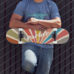 Modern Retro Custom Name Fun  Sunburst Persoonlijk Skateboard<br><div class="desc">Het zonnebarstskateboard van de Aangepaste naam van de Moderne Retro Fun is een klassieke terugval naar de skateboards van de jaren 70 en 80, met een moderne draai. Dit skateboard is voorzien van een levendig zonnestraalvormig ontwerp op het dek, met gedurfde kleuren die de kop omdraaien wanneer je de straat...</div>