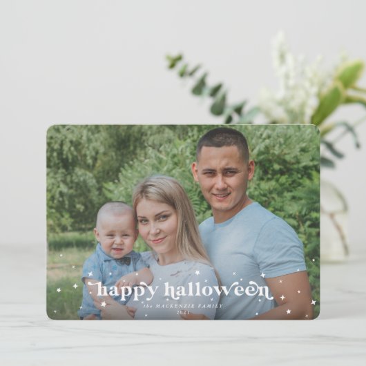 Modern Retro Font+Stars Happy Halloween-fotokaart Aankondiging (Staand voorkant)