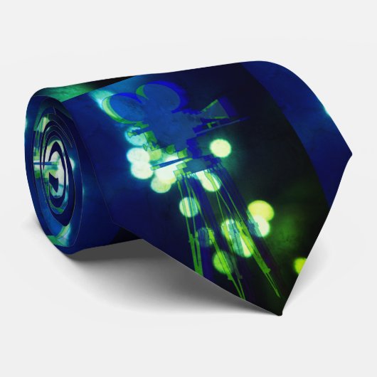 Modern Retro Hollywood Filmmaker in Blue Stropdas (Opgerold)