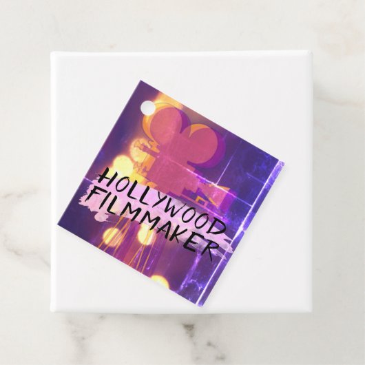 Modern Retro Hollywood Filmmaker in het Roze Bedankjes Labels (In situ)