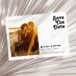Modern Retro Lettering foto horizontaal Save The Date<br><div class="desc">Deze moderne retroflecterende foto horizontaal, met als doel de datum te bewaren, is perfect voor uw unieke, trendy eenvoudige bohemische zomerbruiloft. Het lettertype is een stijlvol zwart, chic 70's boho lettertype, dat dit design klassieke, minimale, roedige hippiebloemen biedt. U kunt uw eigen afbeeldingen of afbeeldingen toevoegen als u deze wilt...</div>