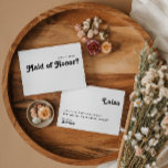 Modern Retro Lettering Maid of Honor proposal card Kaart<br><div class="desc">Deze moderne retro lettering maid of ereministekaart is perfect voor je unieke, trendy eenvoudige bohemische zomerbruiloft. Het lettertype is een stijlvol zwart, chic 70's boho lettertype, dat dit design klassieke, minimale, roedige hippiebloemen biedt. U kunt uw eigen afbeeldingen of afbeeldingen toevoegen als u deze wilt aanpassen. Laat u alstublieft vrij...</div>
