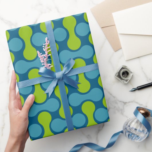 Modern Retro Link Pattern in Blue and Green Cadeaupapier (Geschenken)